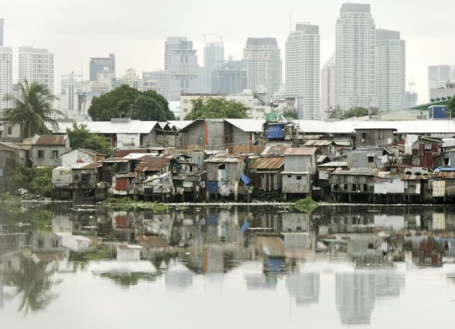 Un barrio de chabolas, con los rascacielos de Manila como telón de fondo, en Filipinas. EFE