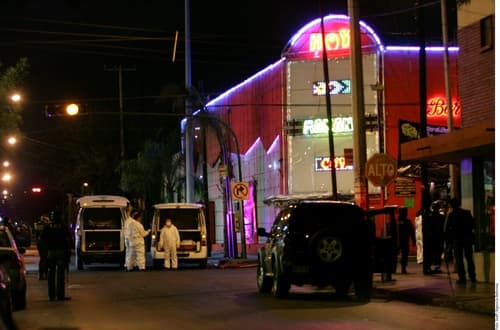 Muerte. Un comando armado masacró a 20 personas en el bar Sabino Gordo, en Villagrán y Carlos Salazar, en el Centro de Monterrey.