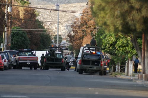 La movilización. Encuentran los cuerpos de 10 personas decapitadas en una camioneta abandonada en el periférico, luego localizan las cabezas en diferentes puntos del norte de la ciudad.