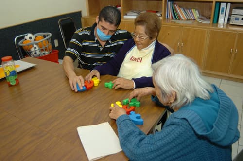 Rehabilitación. El Centro Alzheimer se encarga de mejorar la calidad de vida de los adultos mayores mediante talleres y actividades.
