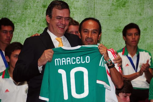 Marcelo Ebrard recibe playera, de manos de Raúl Gutiérrez, durante ceremonia la mañana de este martes en el Antiguo Palacio del Ayuntamiento. (El Universal)