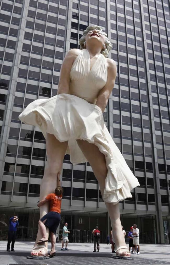 La mítica escena en que Monroe deja ver sus piernas mereció una escultura, “Forever Marilyn”, que se erige en Chicago. (Agencias)