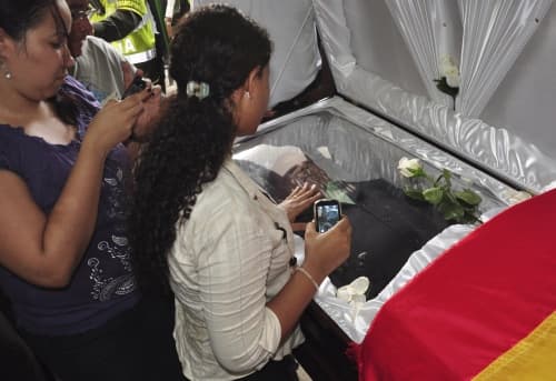 Familiares y fanáticos despidieron al salsero
sobre su féretro fúnebre.