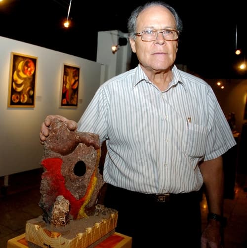 Su propuesta. Juan Basilio ha incursionado en la plástica con temas surrealistas y abstractos.