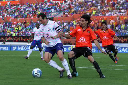 Jaguares de Chiapas rescató el empate en el Víctor Manuel Reyna 1-1 ante Cruz Azul, gracias a una anotación de Ismael Fuentes al minuto. Dejan homenaje para luego
