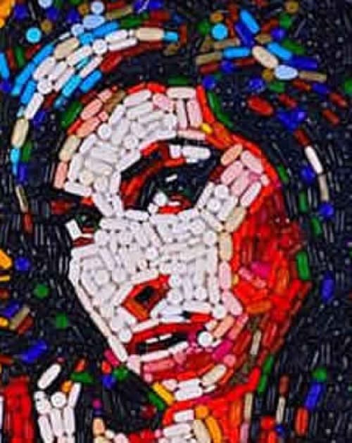 Un artista estadounidense creó una pieza de la fallecida cantante mediante diversos tipos de analgésicos.