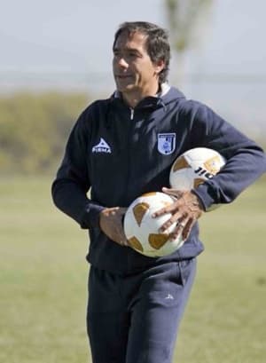 El entrenador uruguayo Gustavo Matosas, dejó de ser técnico de los Gallos del Querétaro, con lo que se convierte en el segundo timonel cesado en el Apertura 2011.