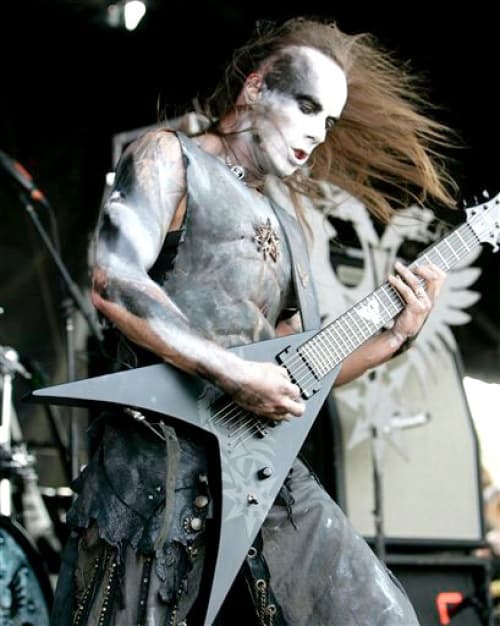 Absuelven a metalero que rompió Biblia en concierto