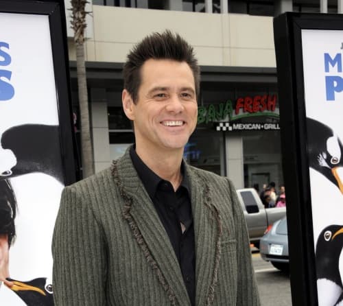 El actor canadiense Jim Carrey recurrió al Twitter para declarar su amor, mediante un video, a la también actriz Emma Stone, 27 años más joven que él.