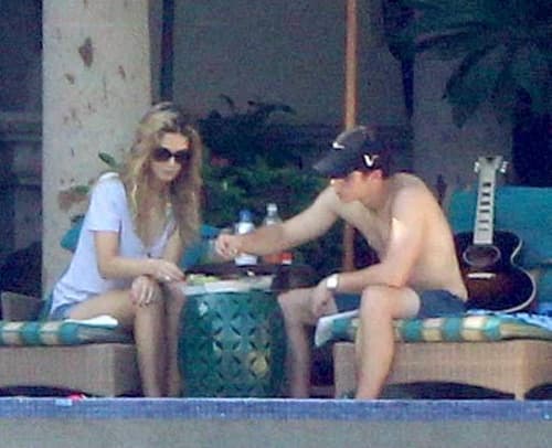 Nick Jonas estuvo en Los Cabos con su novia Delta Goodrem, de 26 años. (TMZ.com)