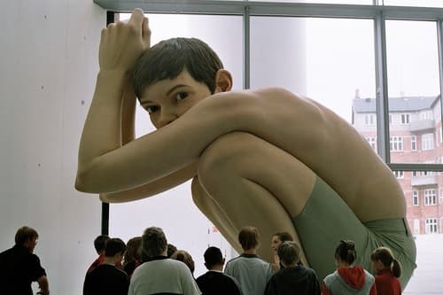 Su éxito. Una de sus características de las esculturas del artista Ron Mueck es que reproducen fielmente los detalles del cuerpo humano, pero juega con la escala para crear imágenes que nos sacuden.