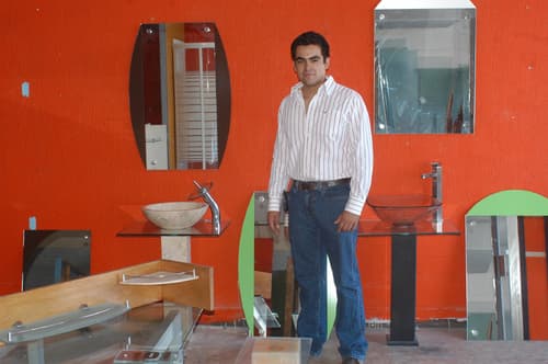 Recicla. Andrés Mendoza ha logrado aprovechar el Programa Capital Semilla e impulsar su proyecto de Reciclado de Vidrio Laguna, el cual reutiliza los excedentes de vidrio y diseña nuevos productos.