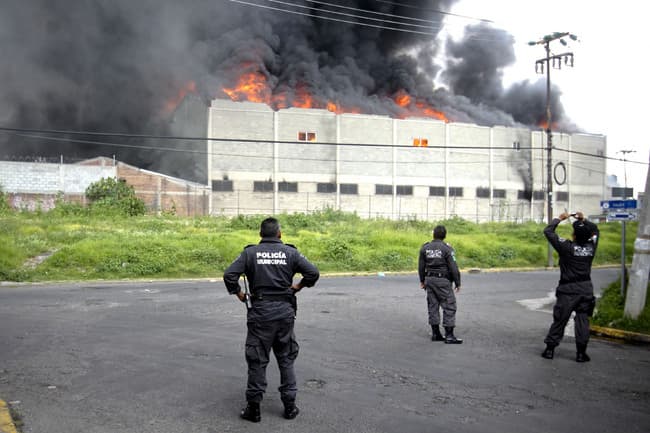 Un incendio en bodegas que almacenaban electrodomésticos, provoca la movilización de los cuerpos de emergencia. (El Universal))