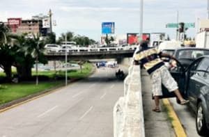 Hasta el momento no se ha precisado la cifra exacta de muertos que fueron encontrados frente a la Plaza Comercial Américas, del municipio de Boca del Río. (El Universal)