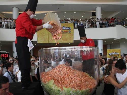 El platillo incluyó 500 kilos de camarón, varios kilos de lechuga, además de varias salsas, como tabasco, brava y de tomate.