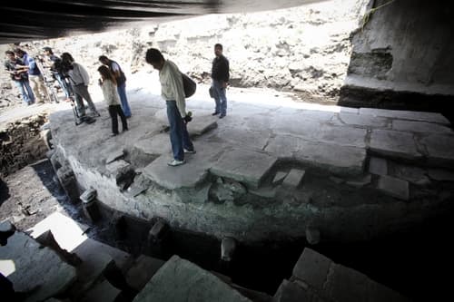 Historia. El Instituto Nacional de Antropología e Historia (INAH) dio a conocer la mañana de ayer miércoles, el hallazgo de Cuauhxicalco, una estructura que data de entre los años 1469 y 1470, ubicada en el recinto ceremonial de Tenochtitlan, Centro Histórico de la Ciudad de México.