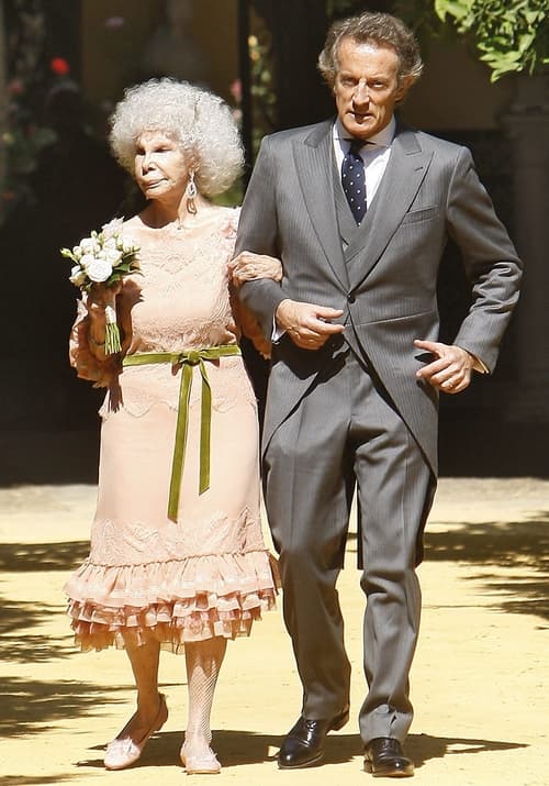 Para el amor no hay edad. La de ayer fue la tercera boda para la Duquesa de Alba, quien lleva 25 años a su ahora esposo Alfonso Díez. 
