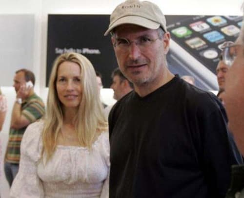 Steve Jobs tuvo a su lado a una mujer que lo impulsó a dominar ese carácter duro, impulsándolo a implicarse a las labores sociales.
