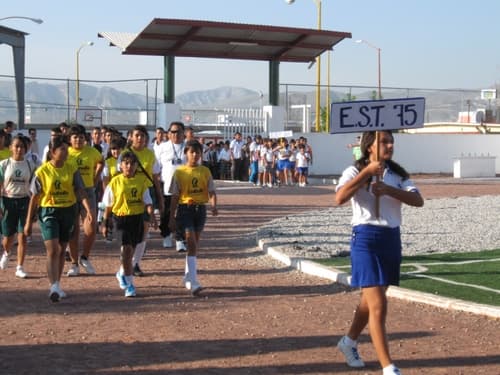 Más de 40 equipos toman parte en el Torneo Intersecundarias Técnicas de futbol, el cual fue inaugurado ayer en la EST No. 77 de esta ciudad. En marcha el Intersecundarias Técnicas de Futbol