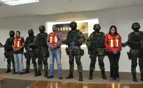 Operativo. El detenido Carlos Oliva Castillo, 'La Rana' (c), es presentado por el Ejército junto a Juan Carlos Garza Rodríguez (2i), alias 'El Juanillo', presunto jefe de su escolta personal, e Irasema López Garza (2d), supuesta pareja sentimental de 'La Rana'.