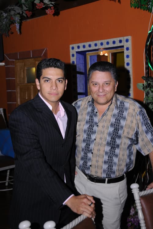 Mancuerna. El sexólogo Juan Carlos y Rogelio, quienes tienen sus respectivos programas en SigloTV, se unieron para presentar un espectáculo.