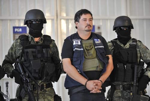 Presentación. Miembros del Ejército conducen a Ovidio Limón Sánchez después de su detención en Ciudad de México.