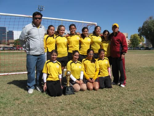 Por marcador de un gol a cero se impuso ayer el Colegio Alemán al Colegio Inglés en la final de la XIV Copa Coca Cola de Futbol Siete y con ello se coronó a nivel local. La escuadra dirigida por Enrique Nicolat, ahora se alista para la fase regional ante las monarcas de Matamoros. (Fotografías de J. Joel Flores Maltos)
