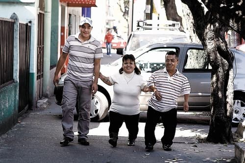 Familia. Saúl, Ignacio y Norma coinciden en que en México se denigra la imagen de la gente de talla baja.