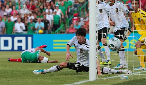 Los mexicanos Giovani dos Santos y Julio Gómez figuran en la lista de 10 jugadores que competirán por el 'Premio Puskas' de la Federación Internacional de Futbol Asociación (FIFA), otorgado al mejor gol del año.