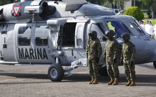 Estados Unidos entregó hoy un cuarto helicóptero 'Black Hawk' a México, después de haber enviado tres en septiembre para fortalecer la flota aeronaval mexicana como parte de la Iniciativa Mérida.