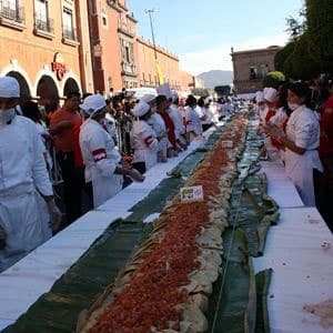El taco más grande del mundo midió 73 metros y se utilizaron mil 150 kilogramos de carne de puerco; fue registrado en el libro de los Récords Guiness.