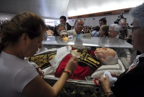 Fe. Cientos de personas realizan largas filas para acceder a la Basílica de Guadalupe en la ciudad de Monterrey, donde fueron colocadas las reliquias del Papa Juan Pablo II.