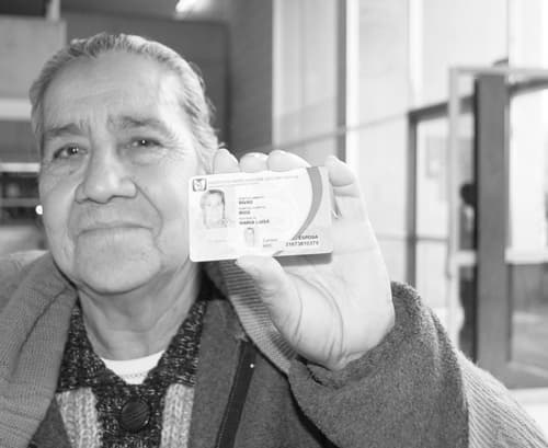 Útil. La credencial del IMSS servirá como identificación personal y oficial para realizar trámites.