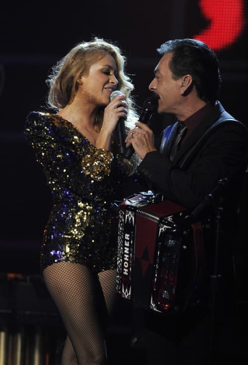 Los Tigres del Norte y Paulina Rubio prendieron con sus canciones a miles de admiradores que colmaron el Estadio del Ejército de la capital guatemalteca.