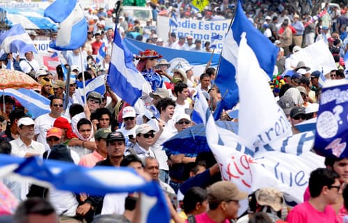Protestas. Opositores al presidente nicaragüense, Daniel Ortega, marchan en Managua para manifestarse contra la 'fraudulenta reelección' del mandatario, y para exigir nuevos comicios, mientras demandaron la presencia de un 'grupo de alto nivel internacional' para mediar por el 'retorno de la democracia' a este país. También pidieron aplicar la Carta Democrática Interamericana para tal efecto.
