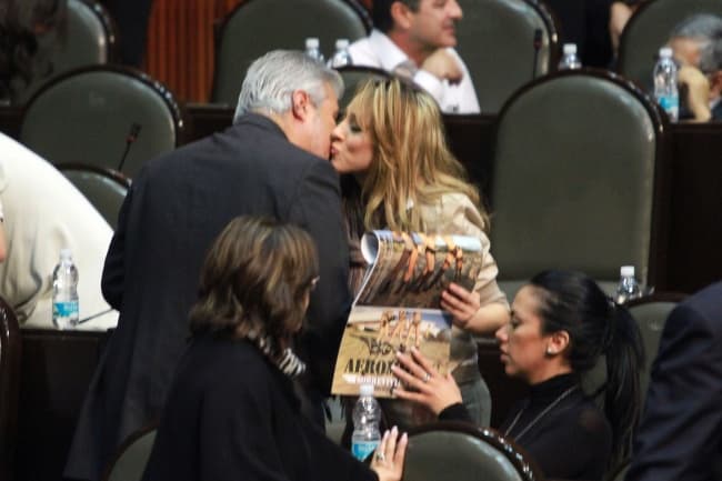 Las dos trabajadoras de Mexicana de Aviación causaron sorpresa entre legisladores con su calendario 2012.
