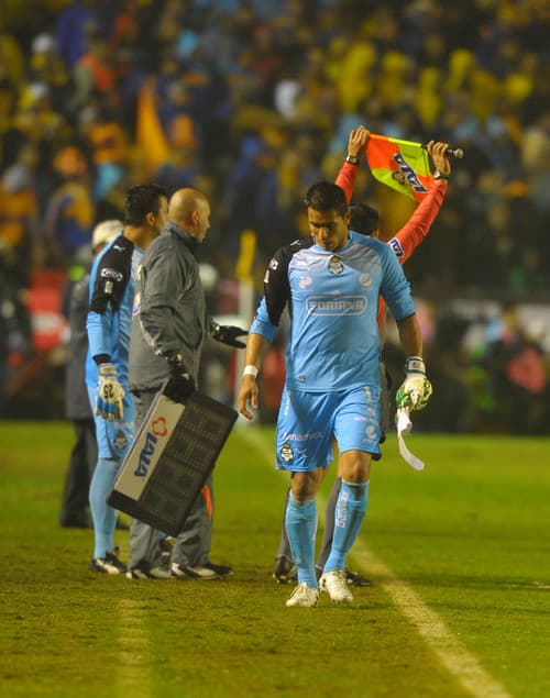 Oswaldo Sánchez no había sido expulsado siendo jugador de Santos Laguna, hasta el domingo en el juego de vuelta de la gran final contra Tigres. Oswaldo Sánchez recibió su primera roja con Guerreros