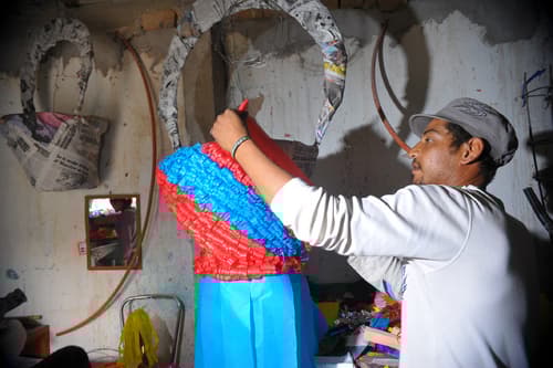 Religiosos. La piñata tradicional de las posadas es la que tiene siete picos y cada uno de ellos simboliza uno de los pecados capitales.