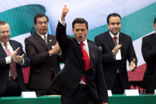 PRI. Enrique Peña Nieto, exgobernador del Estado de México, recibió la constancia que lo acredita como candidato único del Partido Revolucionario Institucional (PRI) para las elecciones presidenciales de 2012; ayer sábado en la sede nacional de dicho organismo.