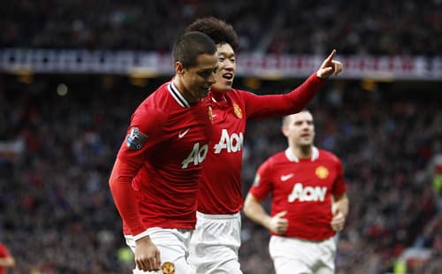 El coreano Ji-Sung Park festeja su gol junto al mexicano Javier 'Chicharito' Hernández, quien se fue en blanco. (AP)
