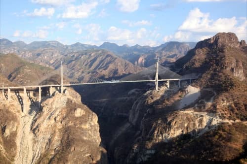 El puente Baluarte de la autopista Durango-Mazatlán entró ayer a los Records Guinness al recibir el certificado como el más alto delmundo, con 402 metros desde su base hasta el fondo de la barranca que atraviesa. El puente rebasa por 60 metros al puenteMillau, en Francia, anterior poseedor del récord.