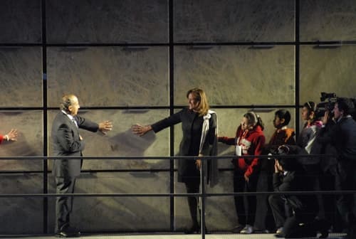 Tocan la Estela. El presidente Felipe Calderón inauguró la Estela de Luz, acompañado de su esposa Margarita Zavala y miembros de su gabinete. 