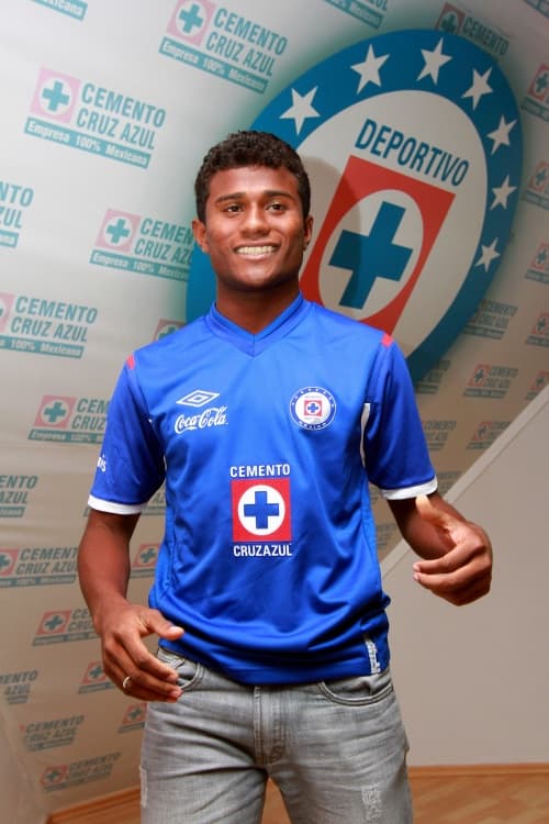 El delantero, quien procede del club Bahía brasileño, fue fichado por el club tras conocer el resultado de las pruebas médicas y fue presentado por el chileno Alberto Quintano, director deportivo del equipo. (jammedia)