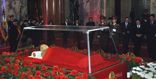 Restos de Kim Jong-il yacerán junto a su padre