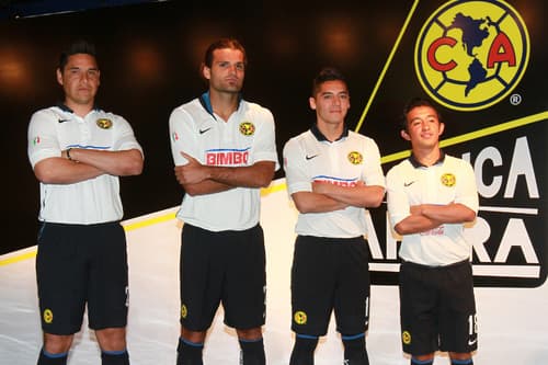 Muñoz, Vizcarrondo, 'Chema' Cárdenas y 'Hobbit' Bermúdez. Presentan nuevo uniforme del América y renace la ilusión