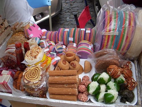 Los dulces típicos del lugar a visitar son una excelente opción.