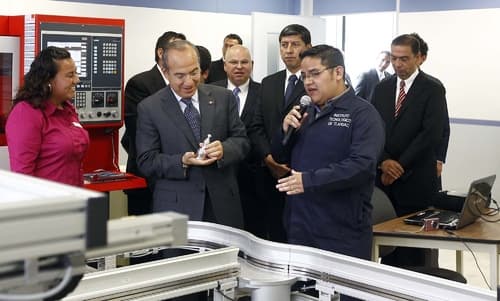 Estudios. El presidente Felipe Calderón anunció los programas Becas Síguele y Becas Universitarias en un acto en el Instituto Tecnológico de Tláhuac.