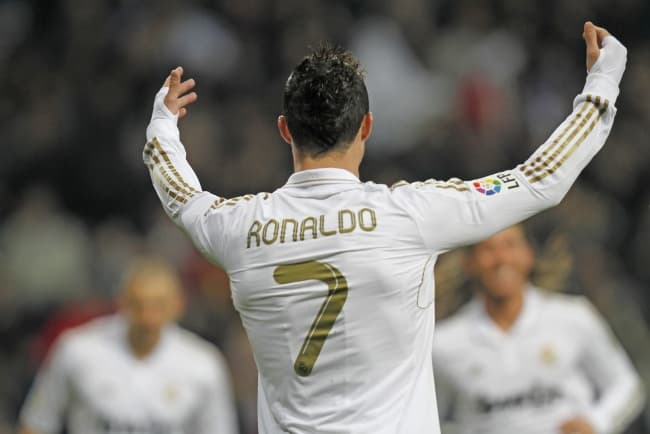 Cristiano Ronaldo abrió la goleada del Real Madrid ante el Racing de Santander (4-0), marcando de cabeza su gol 121 en 123 partidos de blanco, para igualar a Juan Gómez 'Juanito'.