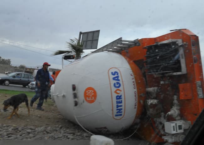 De lado. Vuelca pipa de Intergas sobre puente Centenario de Gómez Palacio.