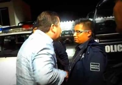 En las imágenes se observa al secretario Luis Ugartechea retando a golpes a policías municipales.